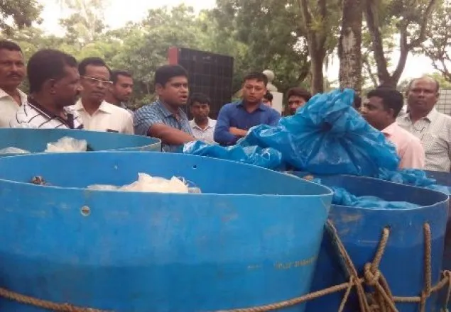 প্রশাসনের মদদে চিংড়িতে অপদ্রব্য পুশ, বাজার হারানোর শঙ্কা