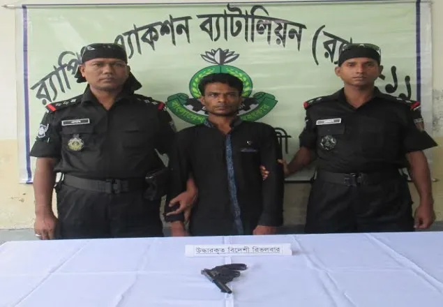 নোয়াখালীতে অস্ত্রসহ সন্ত্রাসী আটক