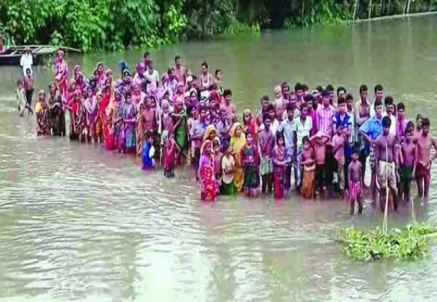 ১৩ জেলার মানুষ পানিবন্দি: ত্রাণের জন্য হাহাকার