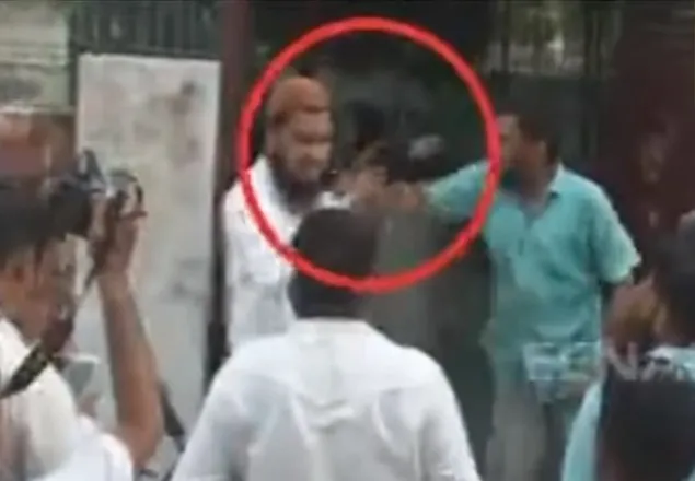 'জয় শ্রী রাম' না বলায় কাশ্মীরে ইমামের উপর নির্যাতন   