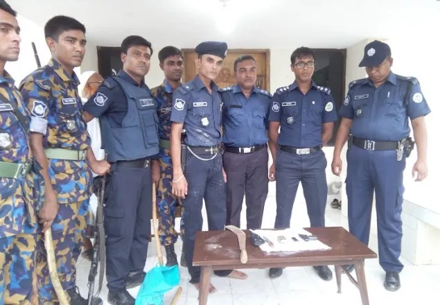 বরিশালে ভোটকেন্দ্রে অব. মেজর আটক, ৪২ গুলি জব্দ