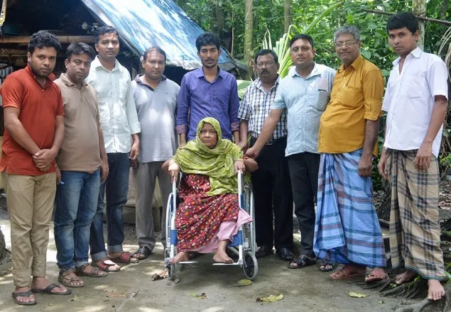 অসহায় বৃদ্ধা মাকে হুইল চেয়ার প্রদান  