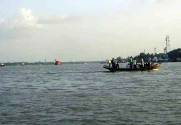 কীর্তনখোলায় জাহাজ ও কার্গোর সংঘর্ষ, নদীতে ছড়িয়ে পড়ছে তেল