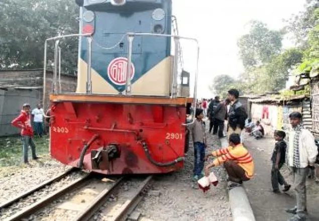 পাবনায় ইঞ্জিনসহ ৩ বগি লাইনচ্যুত 