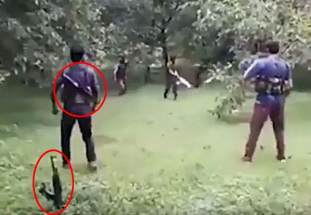 কাশ্মীরে একে-৪৭ যখন স্বাধীনতাকামীদের ক্রিকেট খেলার স্ট্যাম্প!(ভিডিও)