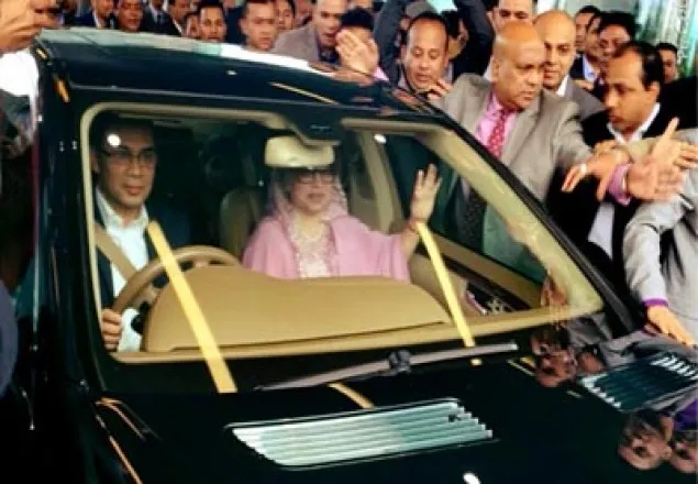 লন্ডনে খালেদা জিয়া, স্বাগত জানালেন বিপুল নেতাকর্মী