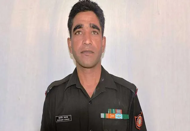 কাশ্মীরে গোলাগুলিতে ভারতীয় সেনাসহ নিহত ২