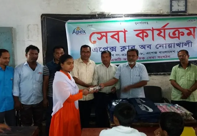 ছাত্র-ছাত্রীদের মাঝে এপেক্স ক্লাব অব নোয়াখালীর ছাতা-রেইনকোট বিতরণ 