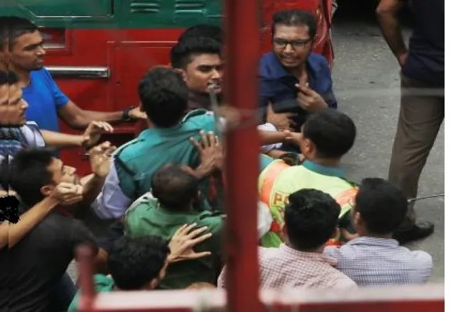 উল্টো পথে বাস চলতে বাধা দেওয়ায় পুলিশ সার্জেন্টকে মারধর 