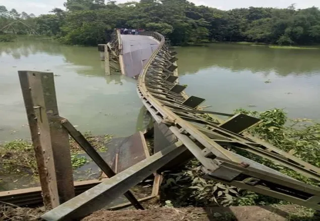 টাঙ্গাইলে ব্রিজ ভেঙে সার ভর্তি ট্রাক পানিতে