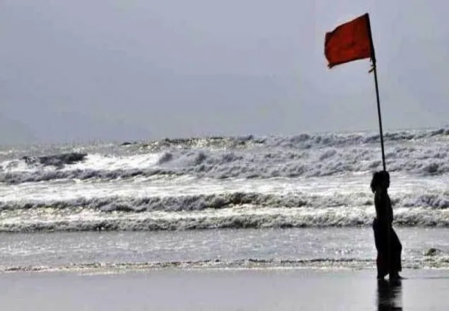 সাগর উত্তাল, চলছে ৩ নম্বর সংকেত 