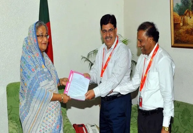 বিএসএমএমইউ ভিসির হাতে বাংলাদেশ বেতারের জমির দলিল হস্তান্তর