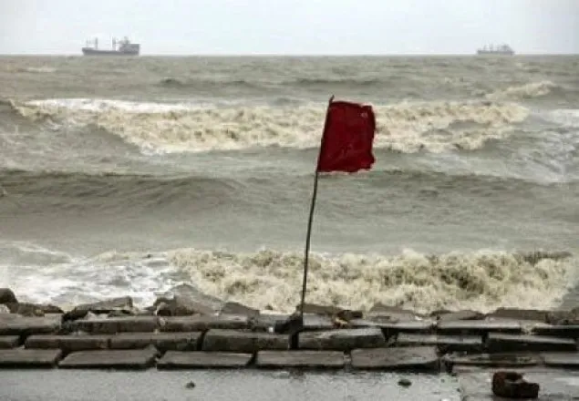টেকনাফ-সেন্টমার্টিন নৌরুটে যান চলাচল বন্ধ