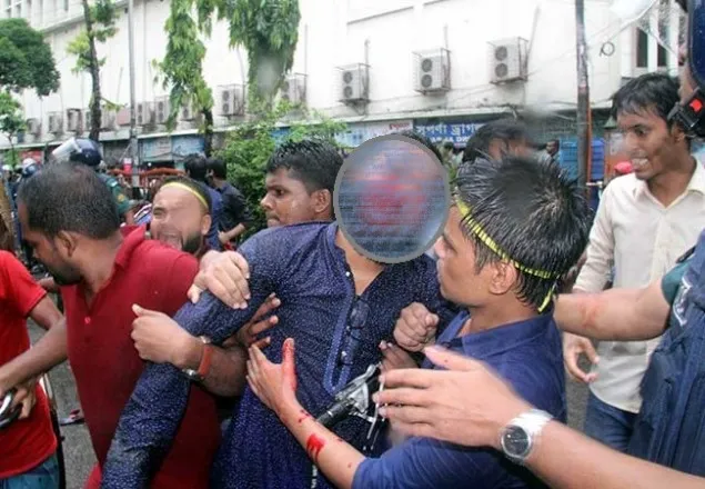 পুলিশের সঙ্গে কলেজছাত্রদের সংঘর্ষ, সিদ্দিকের চোখ নষ্টের আশঙ্কা 