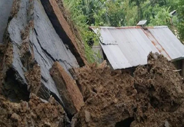 সীতাকুণ্ডে পাহাড় ধসে ২ শিশুসহ নিহত ৫ 