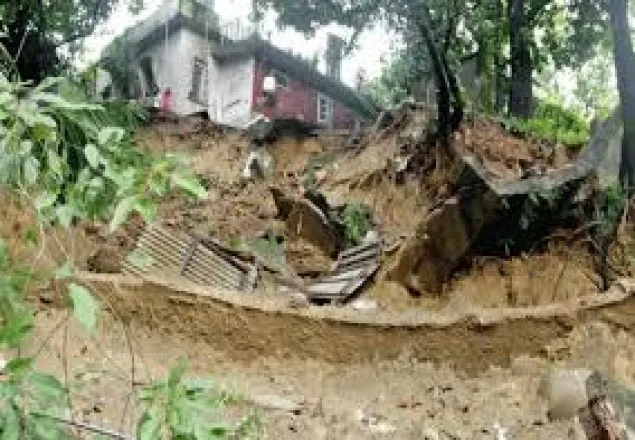 চট্টগ্রামে পাহাড় ধসে একই পরিবারের ৫ জন নিহত