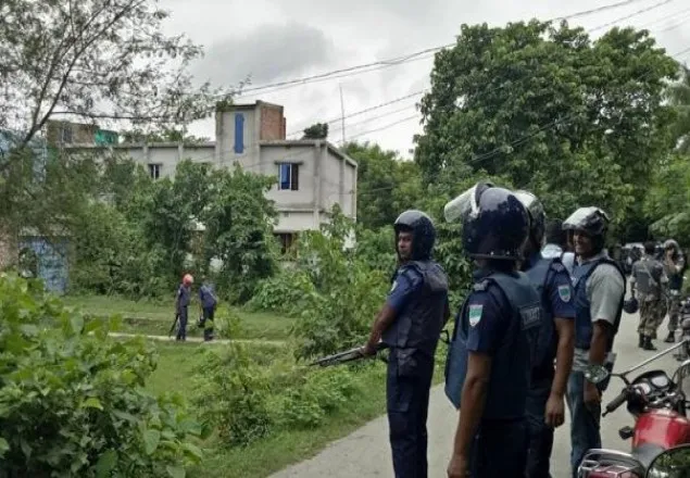 ‘জঙ্গি আস্তানা’য় অভিযানে আটক ৪, আলামত পায়নি পুলিশ 
