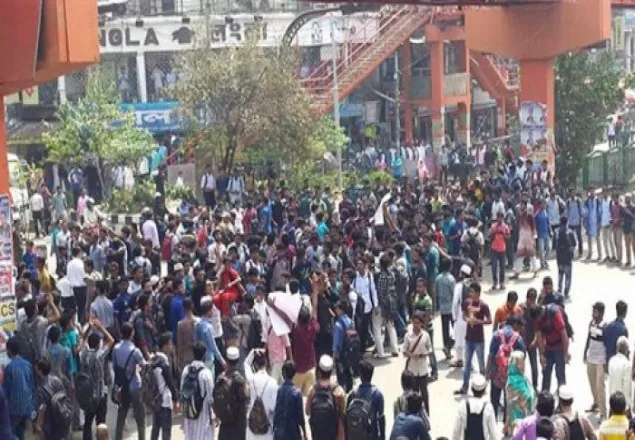 শিক্ষার্থীদের সড়ক অবরোধ প্রত্যাহার, বিকালে মানববন্ধন