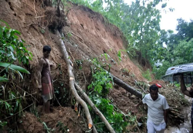 বান্দরবানে পাহাড় ধসে নিখোঁজ ৭ জনের উদ্ধার অভিযান চলছে  
