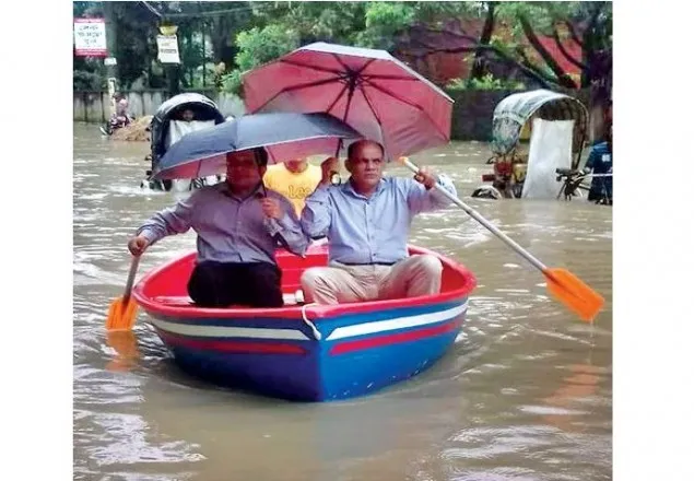 সড়কে চলতে নৌকা ক্রয় কর অফিসের 