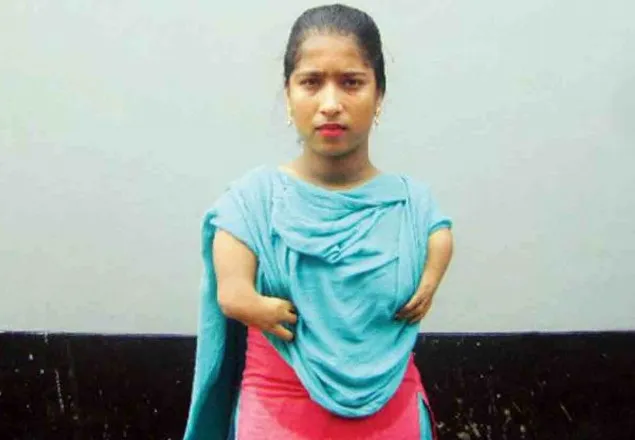 কলেজছাত্রী আদুরি লেখাপড়া শিখে প্রতিবন্ধিতা ঘুচাতে চায়