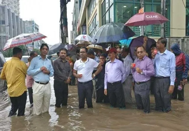 হাঁটু পানিতে দাঁড়িয়ে কফি খাচ্ছেন ঢাকার মেয়র 