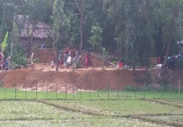 উখিয়ার পাহাড় কেটে স্থানীয় প্রভাবশালীর বসতভিটা নির্মাণ