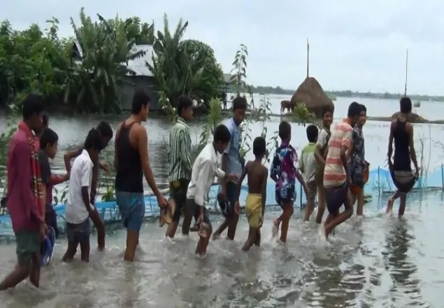 লক্ষ্মীপুরে ৩০ হাজার মানুষ পানিবন্দী, তলিয়ে গেছে ঘেরসহ ফসলি জমি