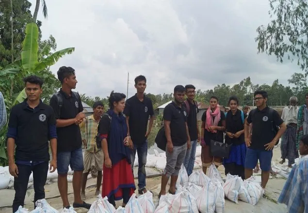 'আনন্দের অশ্রু’র উদ্যোগে বন্যার্তদের মাঝে ত্রাণ বিতরণ