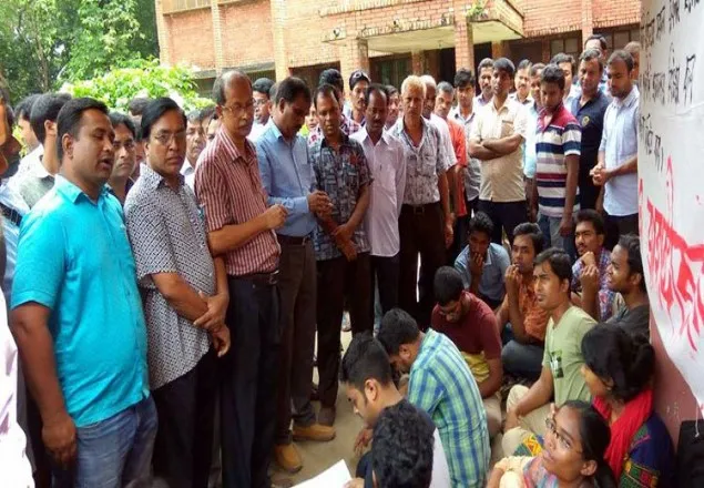 দ্বিতীয় দিনের মতো জাবিতে শিক্ষার্থীদের প্রশাসনিক ভবন অবরোধ