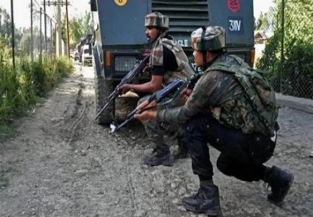 কাশ্মিরে বন্দুকযুদ্ধে সেনাসহ নিহত ৪