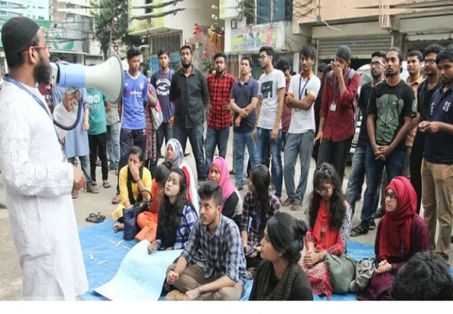 আমরণ অনশনে ব্র্যাক বিশ্ববিদ্যালয়ের শিক্ষার্থীরা 