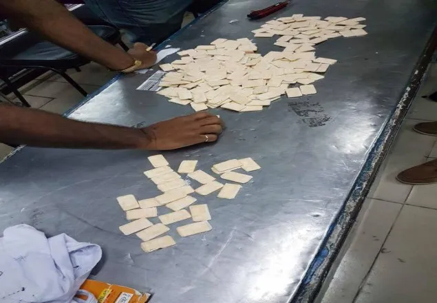 হুইল চেয়ারে রোগী, কোমরে ২৫০ স্বর্ণের বার