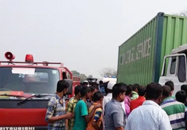গাজীপুরে কাভার্ডভ্যান-লেগুনার সংঘর্ষে নিহত ৩ 