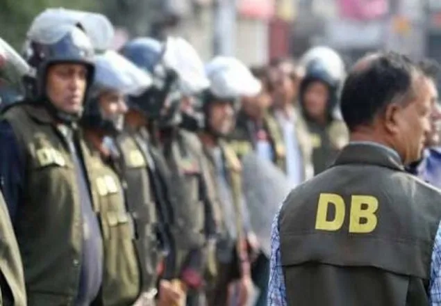 নারায়ণগঞ্জে ডিবি-সন্ত্রাসী গুলি বিনিময়, পিস্তলসহ গ্রেফতার এক