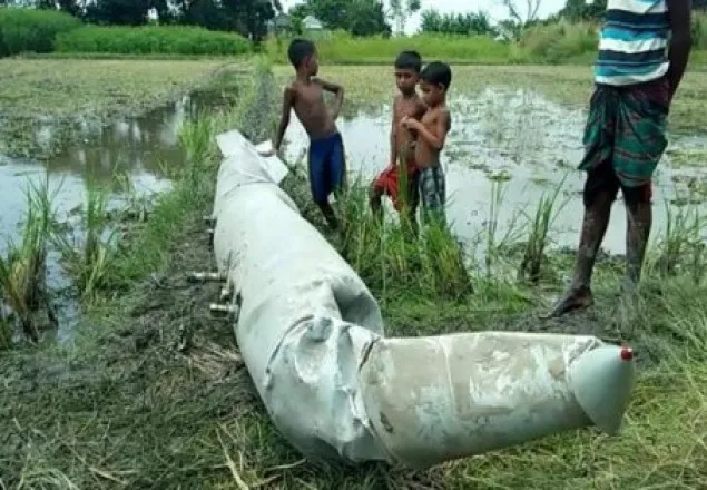 আকাশ থেকে পড়ল বিমানের তেলের ট্যাংক 