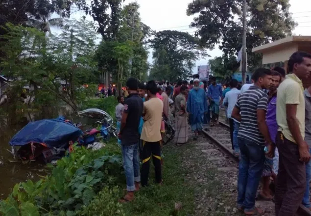 জামালপুরে ট্রেনের ধাক্কায় নিহত ৫, আহত ৩ 