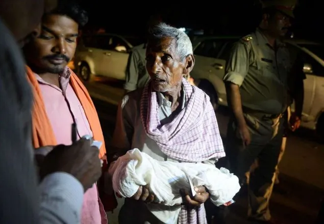অক্সিজেনের অভাবে ভারতে ৬০ শিশুর মৃত্যু