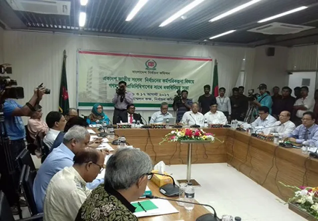 সাংবাদিকদের সঙ্গে ইসির বৈঠক শুরু