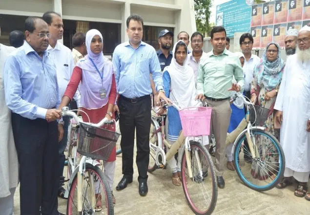 শার্শায় গরীব মেধাবী ছাত্রীদের মাঝে বাইসাইকেল ও হুইল চেয়ার বিতরণ