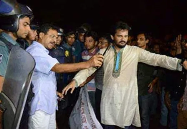 শাহবাগে আবারো ইমরান এইচ সরকারকে পিটিয়েছে ছাত্রলীগ