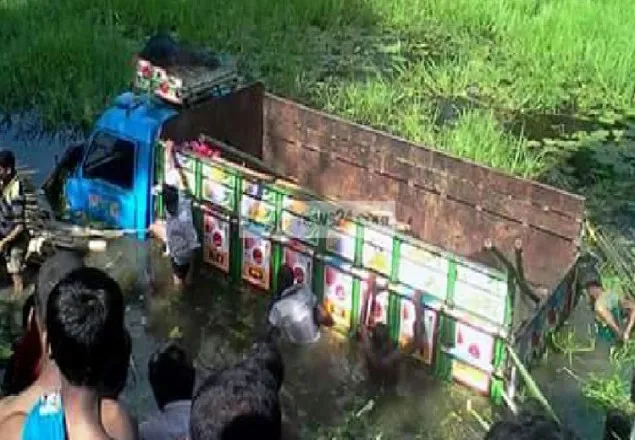 নওগাঁয় বাঁশবোঝাই ট্রাক উল্টে নিহত ৬