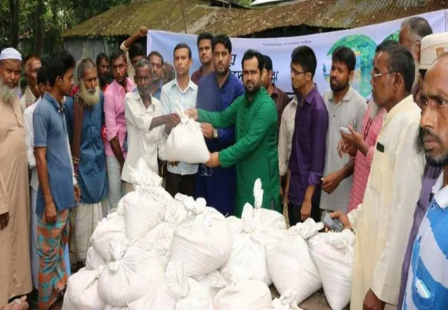 অব্যাহত রয়েছে বন্যার্তদের মাঝে শিবিরের ত্রাণ বিতরণ