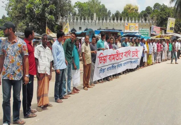 লালমনিরহাটে তিস্তার তীরে বাঁধ নির্মাণের দাবীতে মানববন্ধন