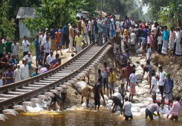 বন্যার্ত এলাকাবাসীরাই রেলপথ মেরামত করলেন
