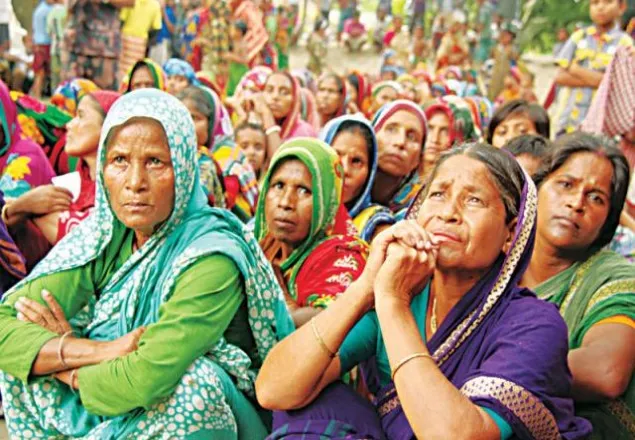 ত্রাণ নিতে গিয়ে প্রচন্ড রোদে অজ্ঞান ৪ নারী