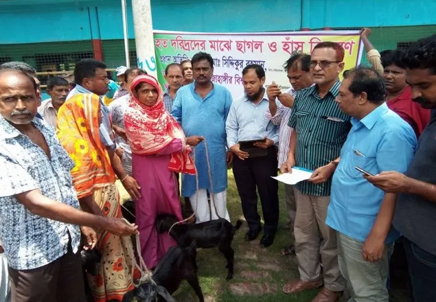 নড়াইলে দরিদ্রদের মাঝে ছাগল ও হাঁস বিতরণ