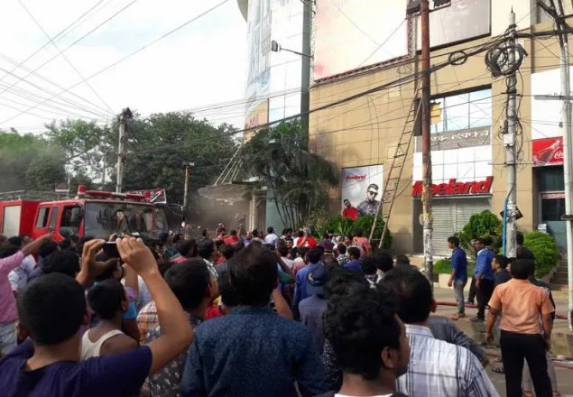 ধানমণ্ডির আনাম র‌্যাংগস প্লাজায় আগুন