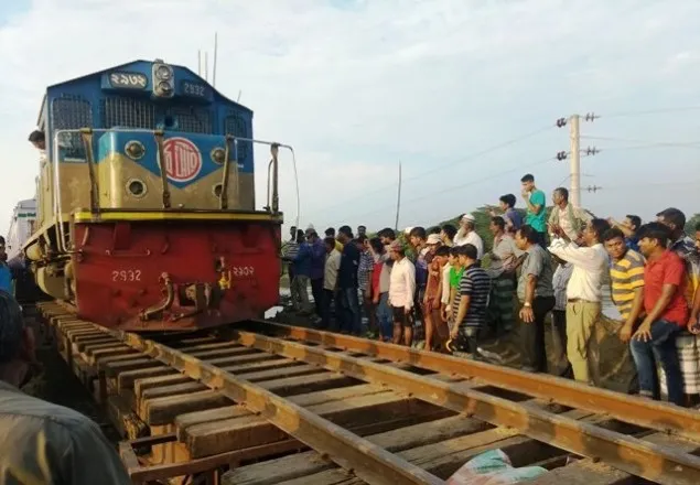 ৩৬ ঘন্টা পর উত্তর-দক্ষিণাঞ্চলে ট্রেন চলাচল শুরু 