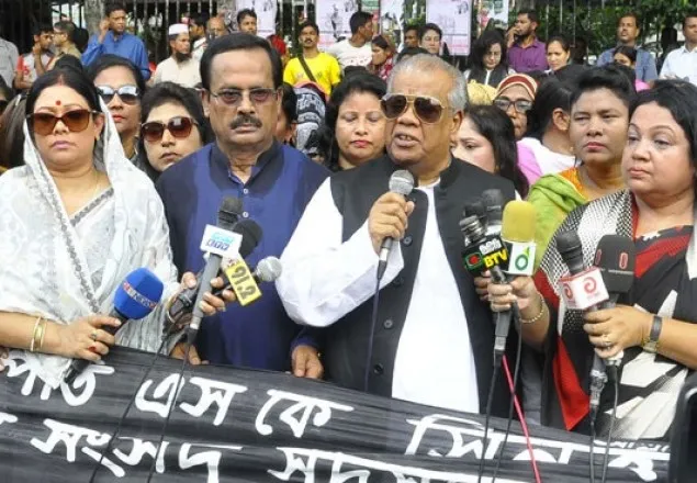 ‘প্রধানমন্ত্রীর ওপর কথা বলার সাহস আপনাকে কে দিল?’ 